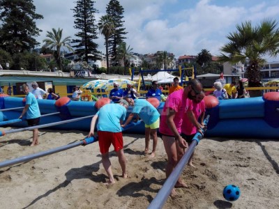 Calcio Balilla Umano in spiaggia